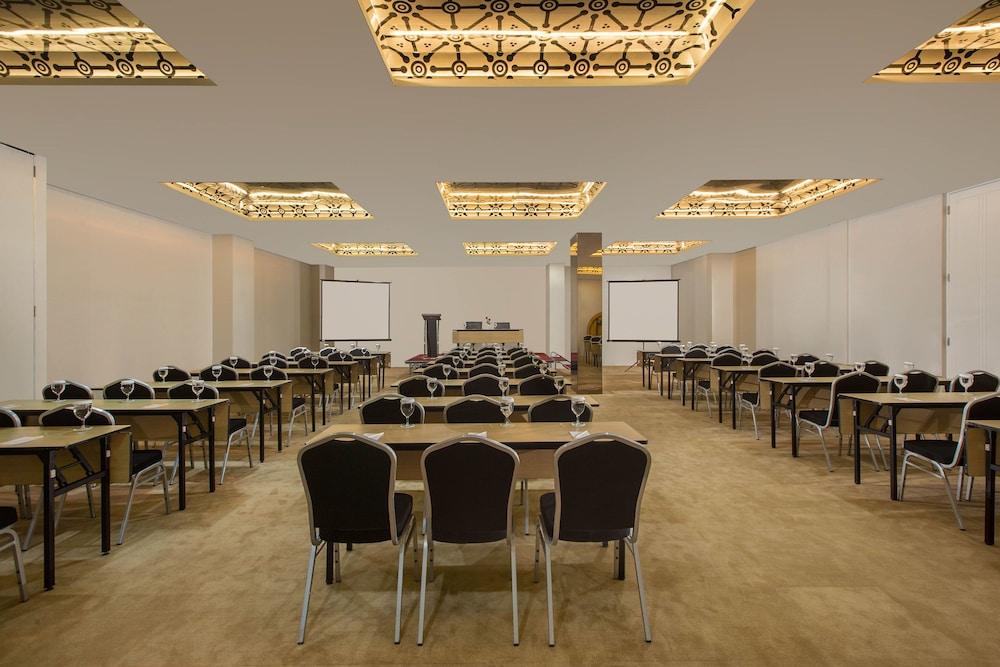 Khas Tugu Hotel Γιογκιακάρτα Εξωτερικό φωτογραφία