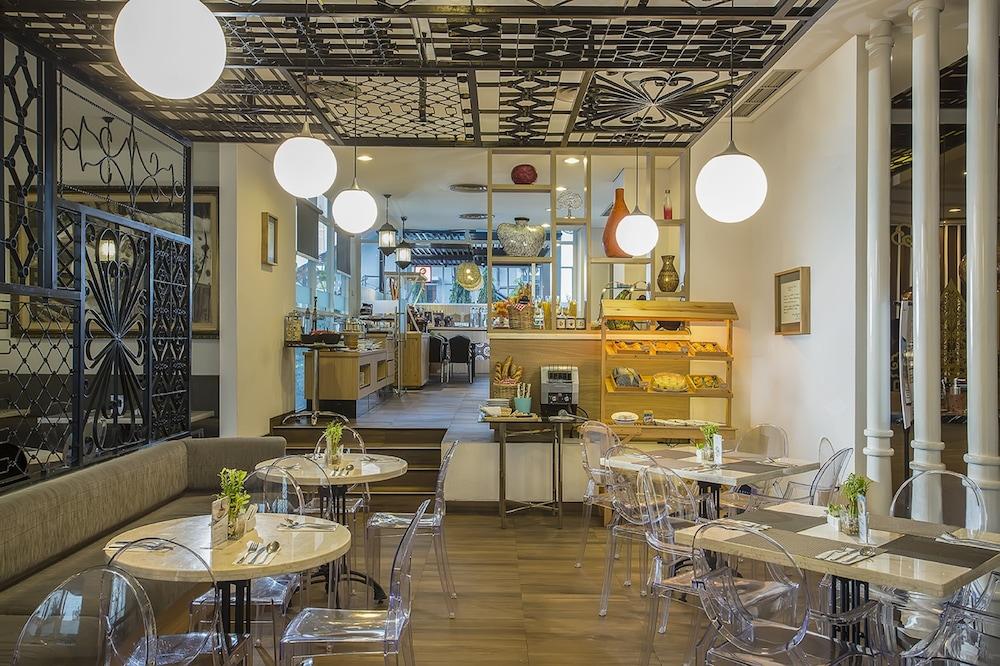 Khas Tugu Hotel Γιογκιακάρτα Εξωτερικό φωτογραφία